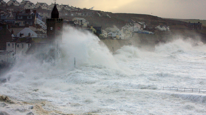 Illustration for article titled Massive Waves Batter the Coasts of Britain
